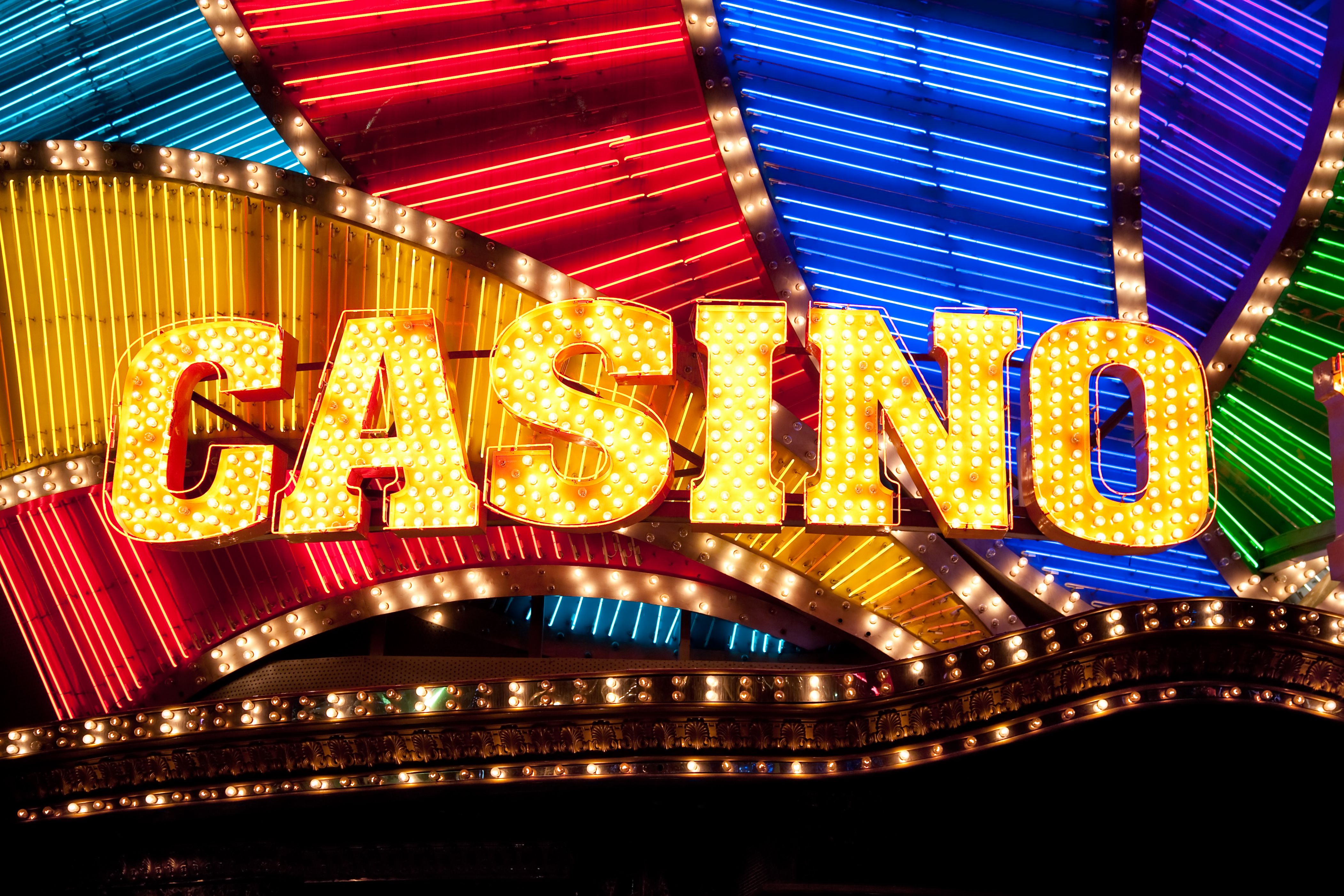 A dynamic graphic of a casino game bursting out of a browser window, with the text 'INSTANT PLAY - NO DOWNLOAD'.